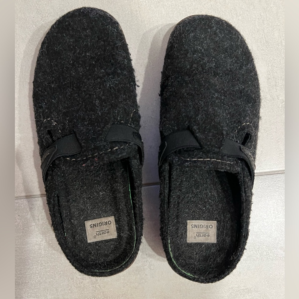 Earth Origins Jenna slip on clogs. Size 7 1/2